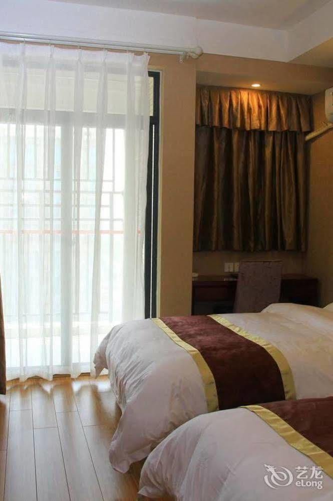Helun Hotel Chengdu Esterno foto